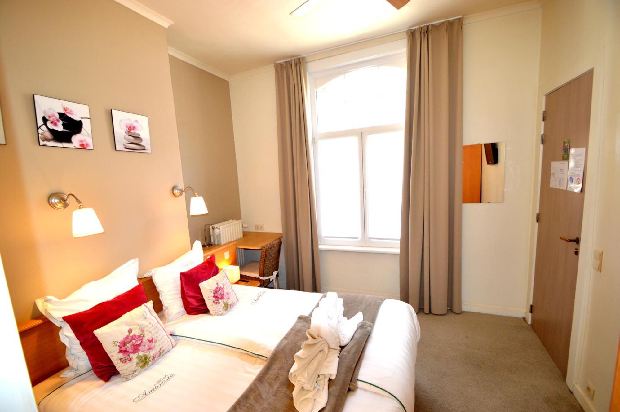 Hotel Ambrosia Ieper Bagian luar foto